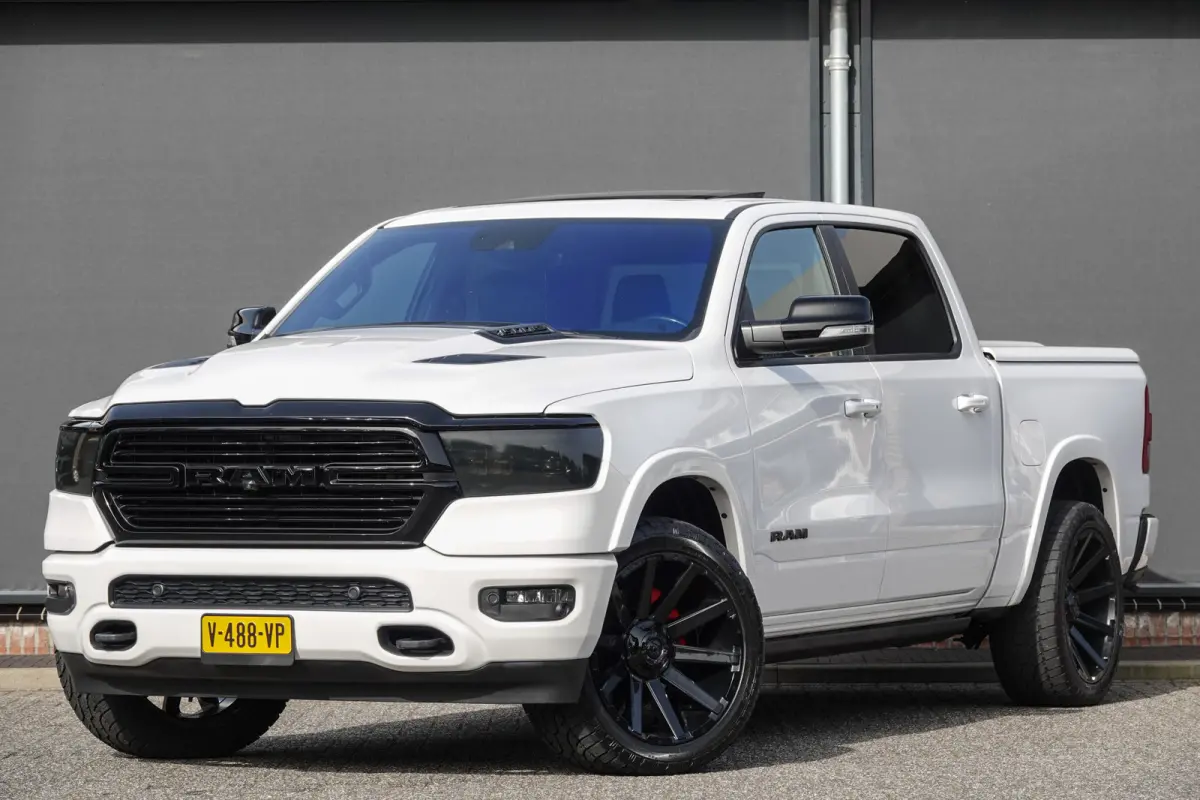 1500 5.7 V8 401Pk 4x4 Crew Cab | Laramie | 360° Camera | Panoramadak | Treeplanken | Trekhaak | 22'' | Ivory White