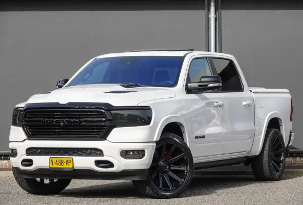 1500 5.7 V8 401Pk 4x4 Crew Cab | Laramie | 360° Camera | Panoramadak | Treeplanken | Trekhaak | 22'' | Ivory White