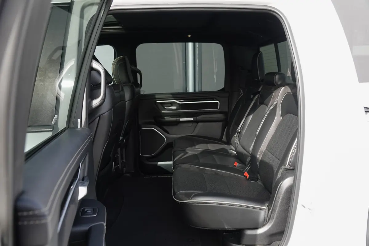 1500 5.7 V8 401Pk 4x4 Crew Cab | Laramie | 360° Camera | Panoramadak | Treeplanken | Trekhaak | 22'' | Ivory White