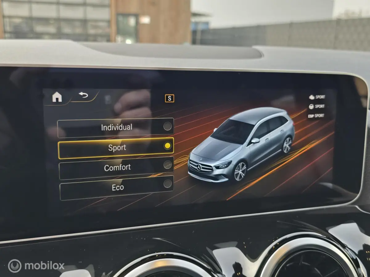 180 AMG LED CARPLAY CLIMA CRUISE STOELVERW.