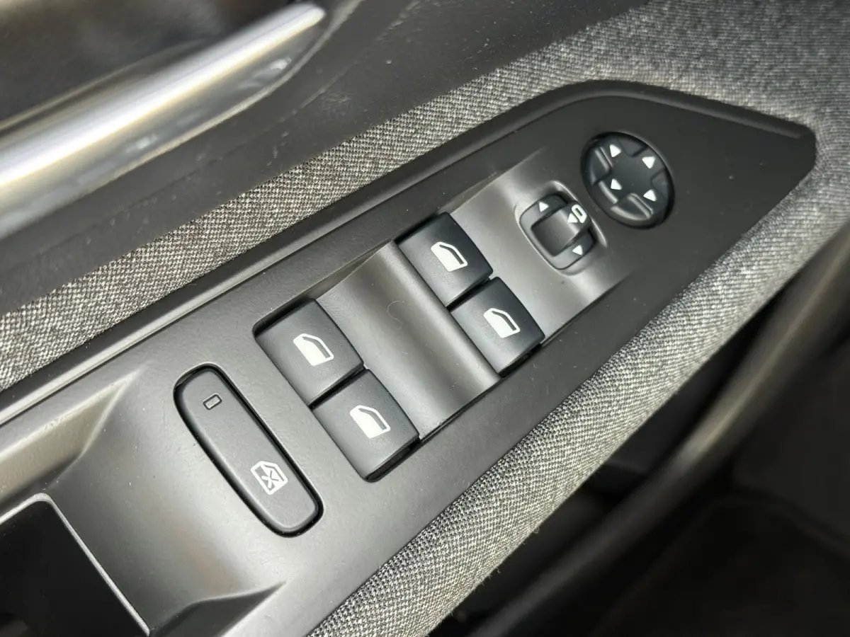 1.2 PureTech Executive DistributieVV,2e Eigenaar,Trekhaak,CarPlay,Camera,Navi,Cruise,Climate,Navi,PDC,N.A.P!