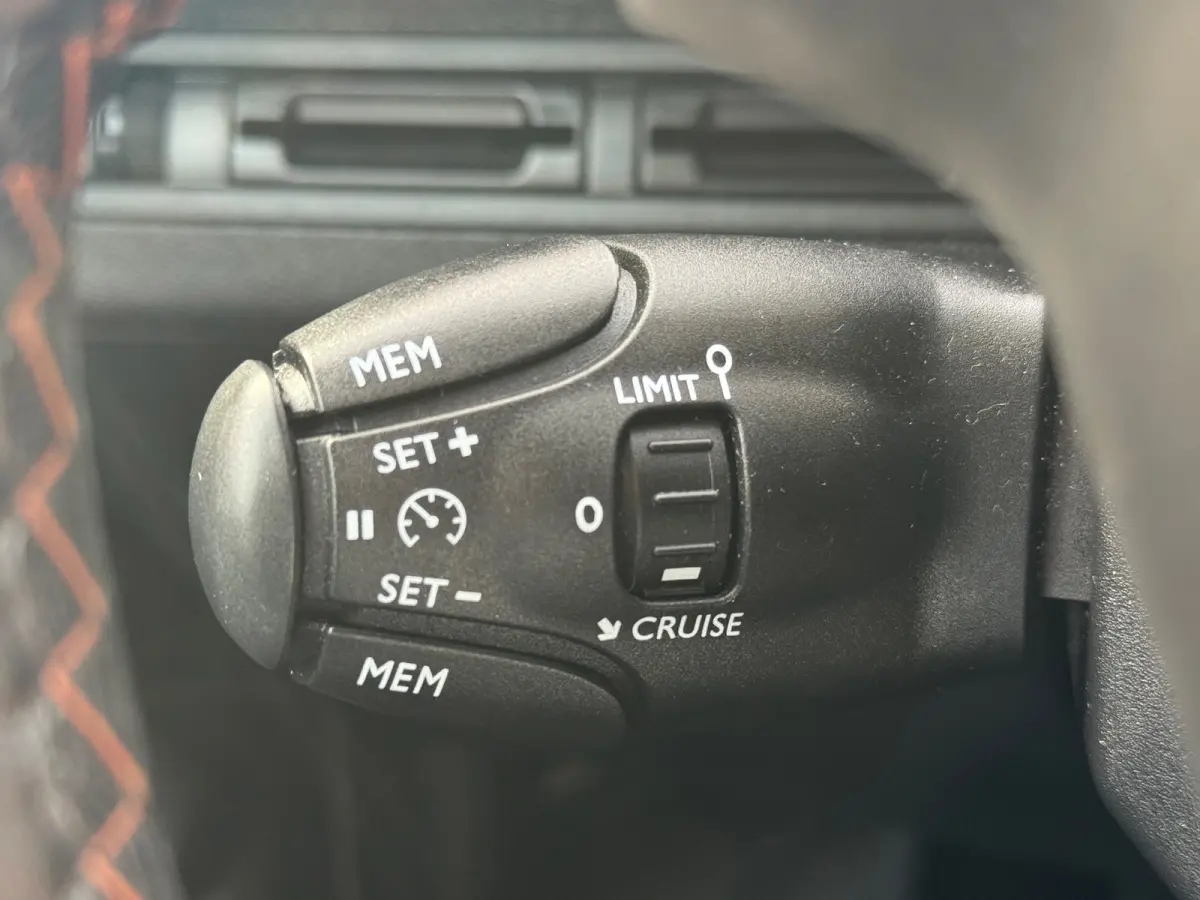 1.2 PureTech Executive DistributieVV,2e Eigenaar,Trekhaak,CarPlay,Camera,Navi,Cruise,Climate,Navi,PDC,N.A.P!