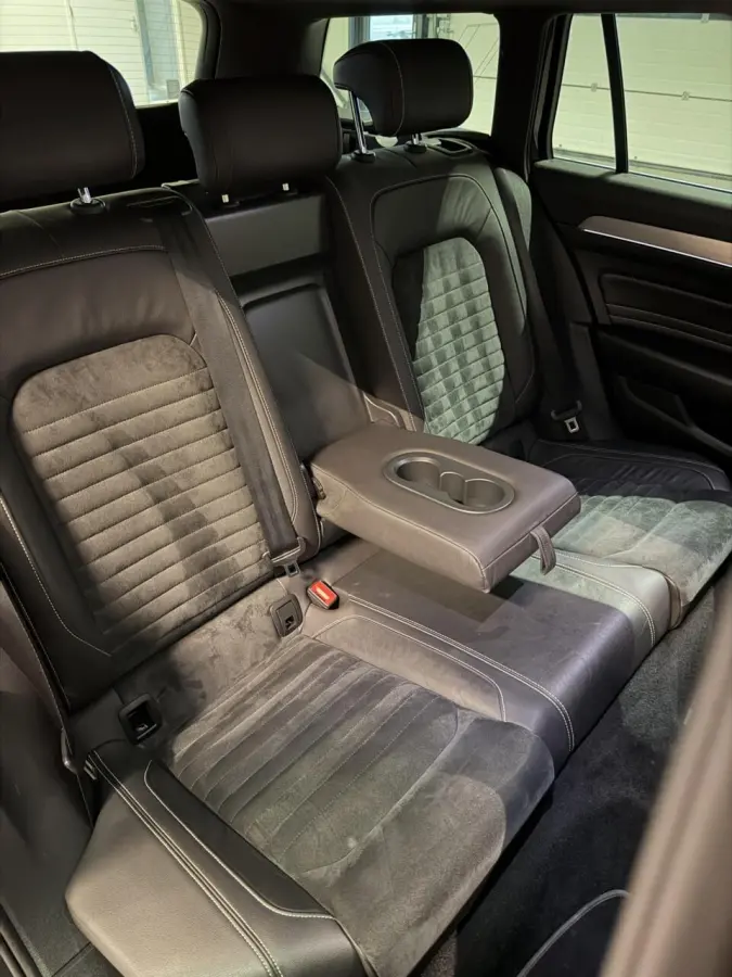 1.6 TDI R-line Pano Virtual Trekhaak Stoelverwarming NAP