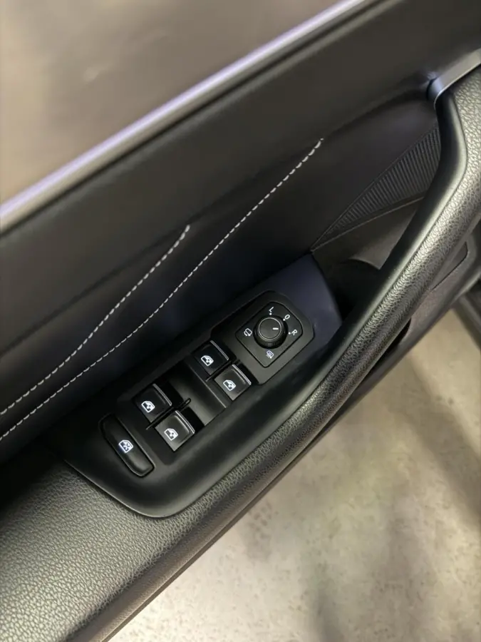 1.6 TDI R-line Pano Virtual Trekhaak Stoelverwarming NAP