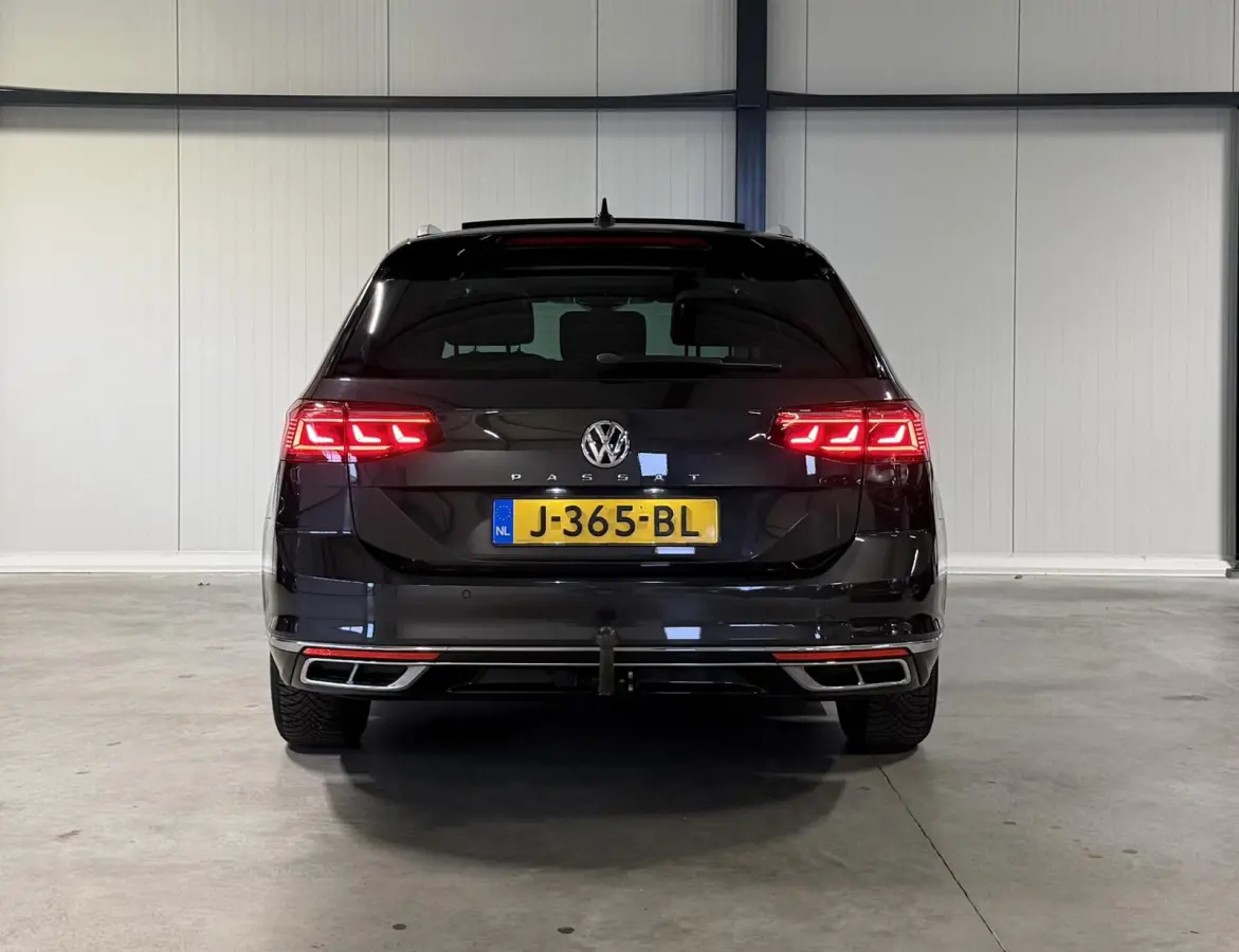 1.6 TDI R-line Pano Virtual Trekhaak Stoelverwarming NAP