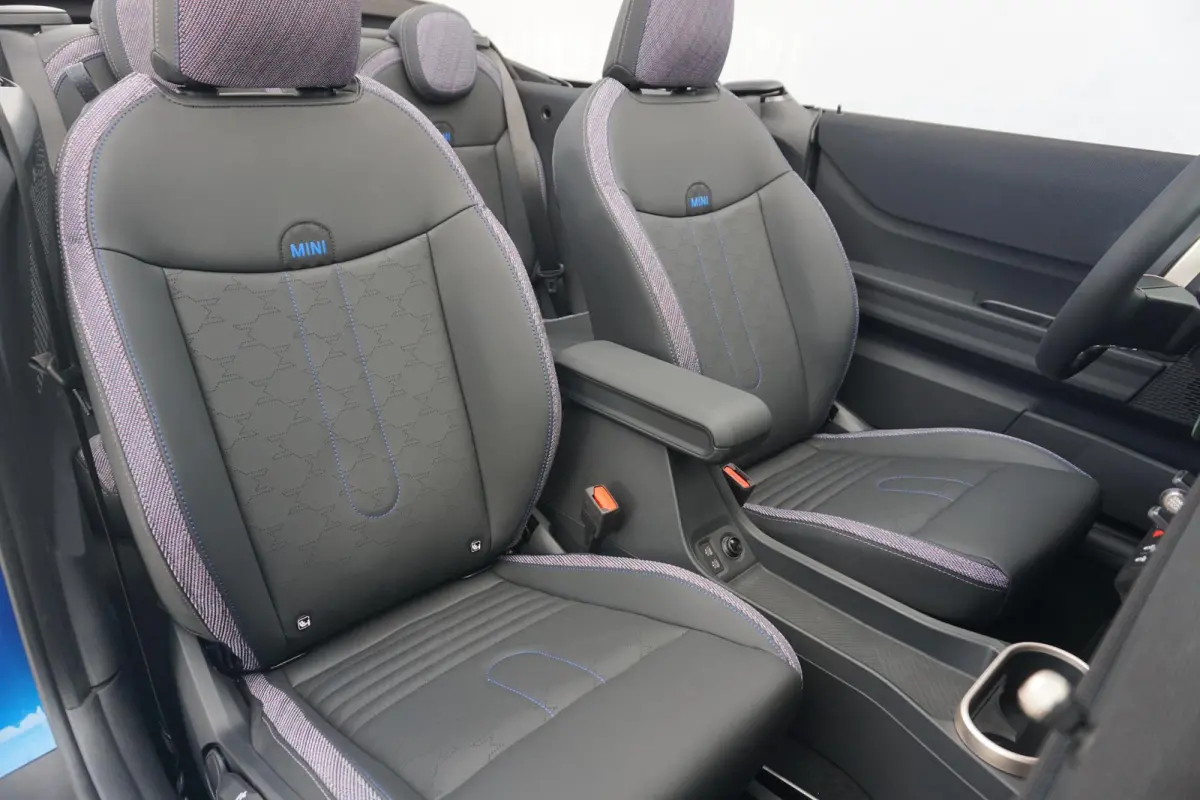 C | Classic Trim | Pakket L | Harman Kardon | Driving Assistant Plus | Parking Assistant Plus | Stoel & Stuurverwarming
