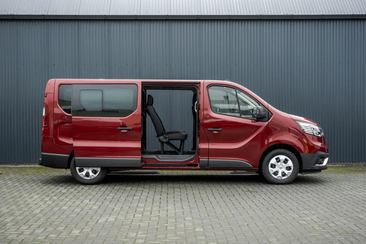 **Blue dCi 150PK | L2H1 | 9-Zits | Incl. BTW/BPM | LED LED | Camera | Navi | Zijschuifdeur R+L | Cruise | Airco | PDC**
