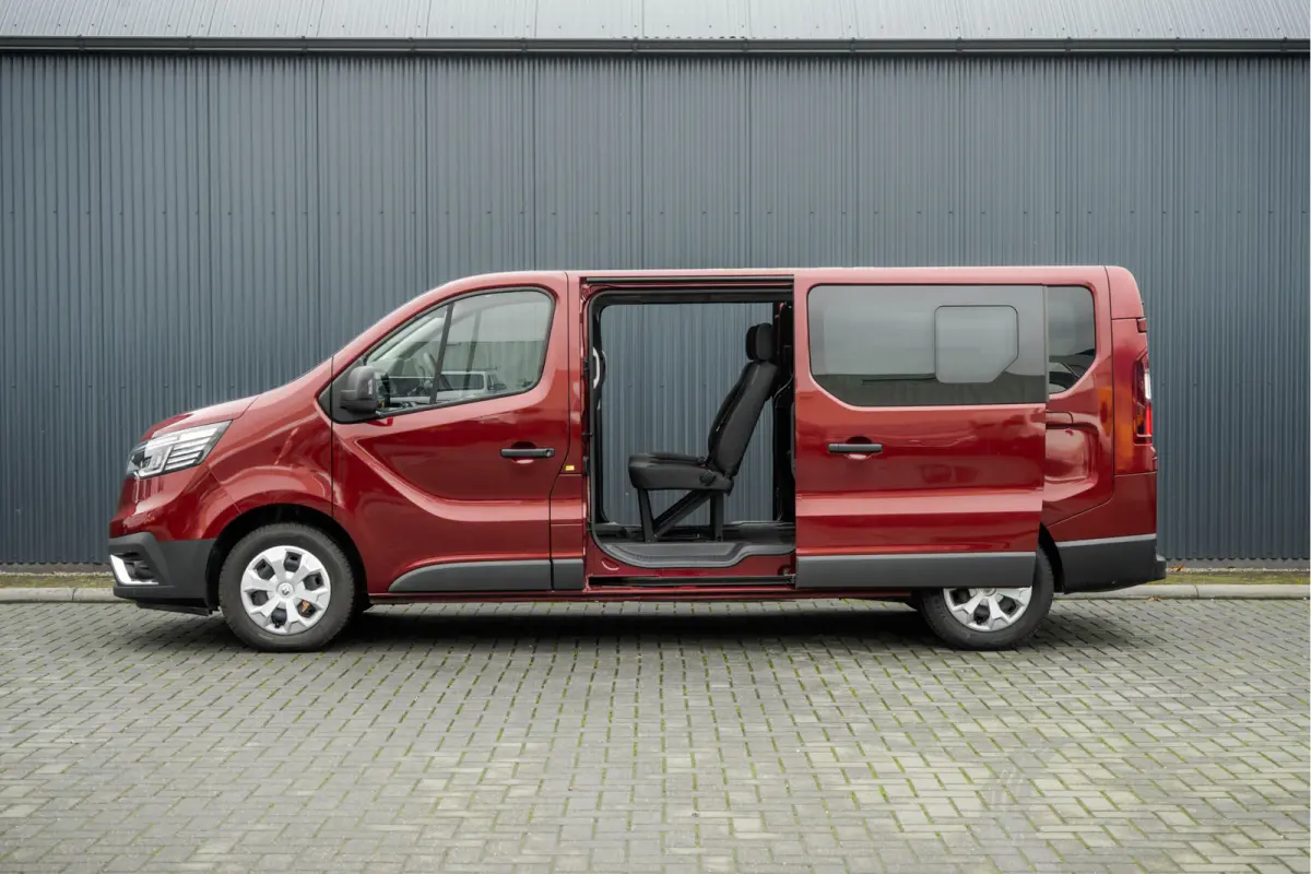**Blue dCi 150PK | L2H1 | 9-Zits | Incl. BTW/BPM | LED LED | Camera | Navi | Zijschuifdeur R+L | Cruise | Airco | PDC**