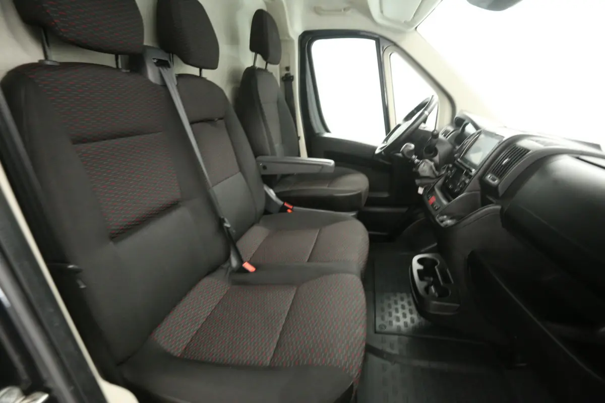2.2 HDI 140PK L3H2 | Airco | Cruise | Camera | Carplay | 3 Zits | Navi | Parkeersens.