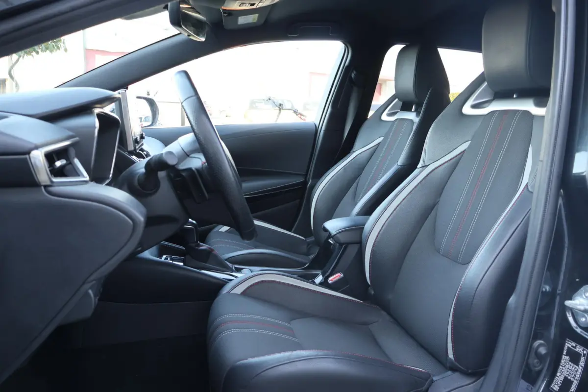 2.0 Hybrid GR-Sport 1e Eigenaar | Volledig Onderh | NL-Auto | BTW | Camera | Stoelverwarming | ACC | Carplay | Bots | Full LED | Keyless | LMV | PDC