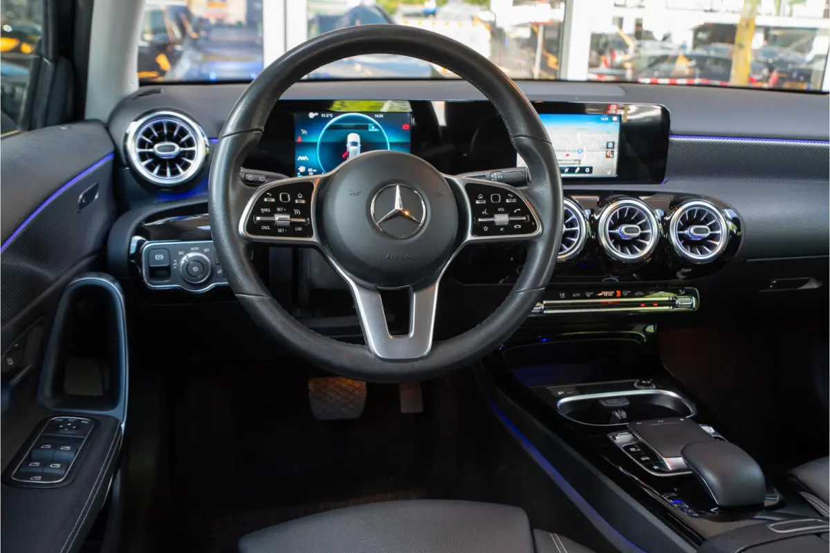 180 Business Solution AMG Ambient Cruise Navigatie Camera Sportstoelen Leer LED 19" LMV