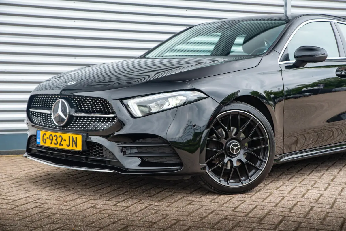 180 Business Solution AMG Ambient Cruise Navigatie Camera Sportstoelen Leer LED 19" LMV