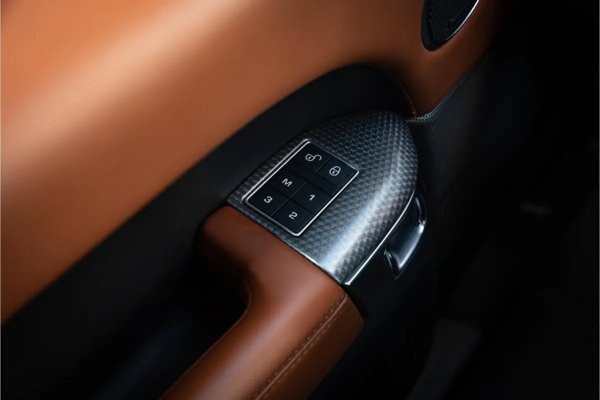 4.4 SDV8 Autobiography Panoramadak Camera Meridian Trekhaak Navi Clima 21"LM