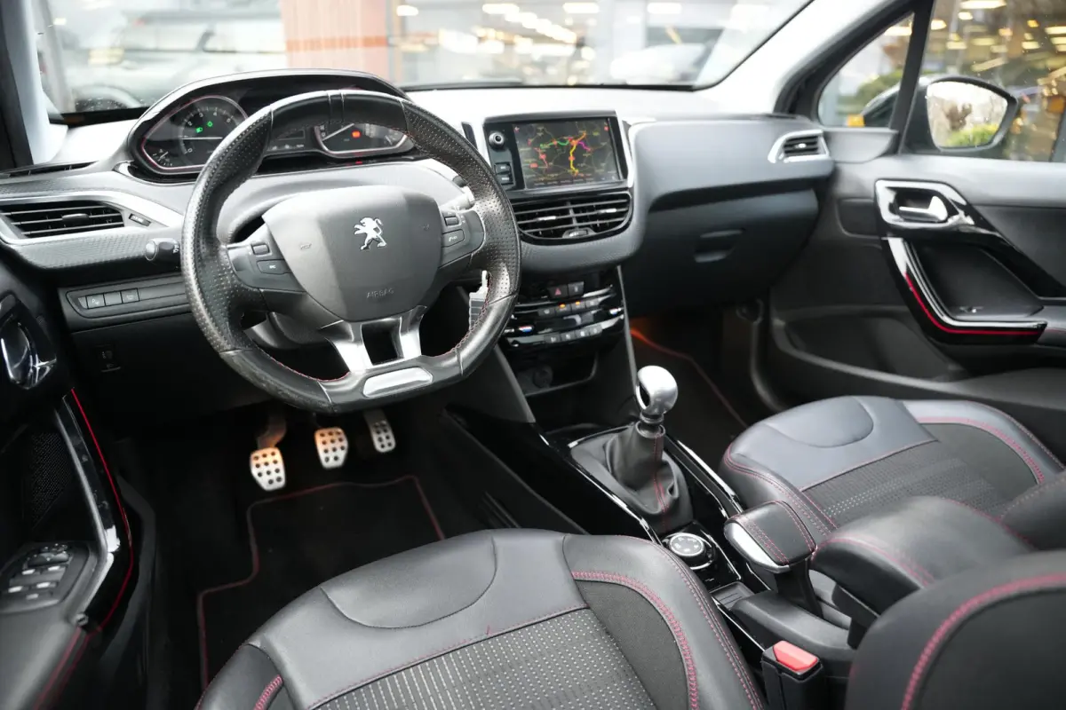 1.2 PureTech GT-line Black on black Panoramadak Lederen bekleding