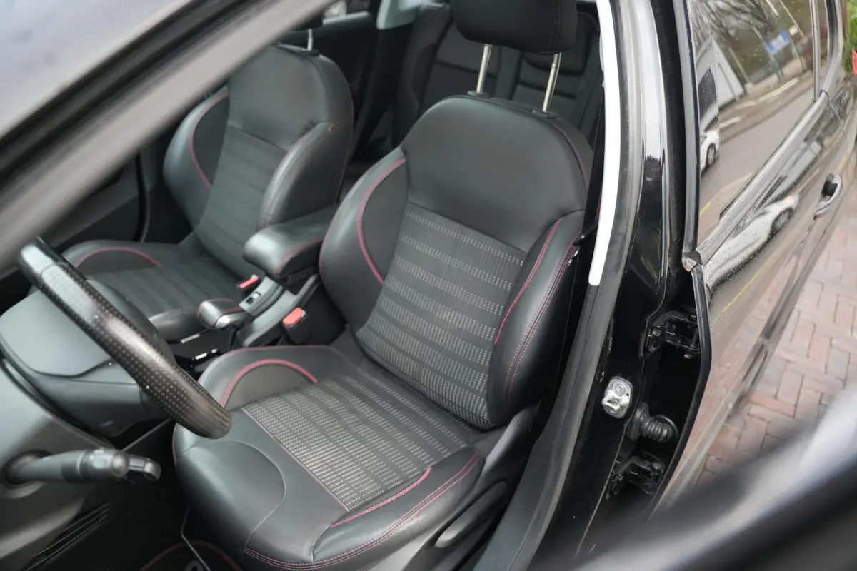 1.2 PureTech GT-line Black on black Panoramadak Lederen bekleding