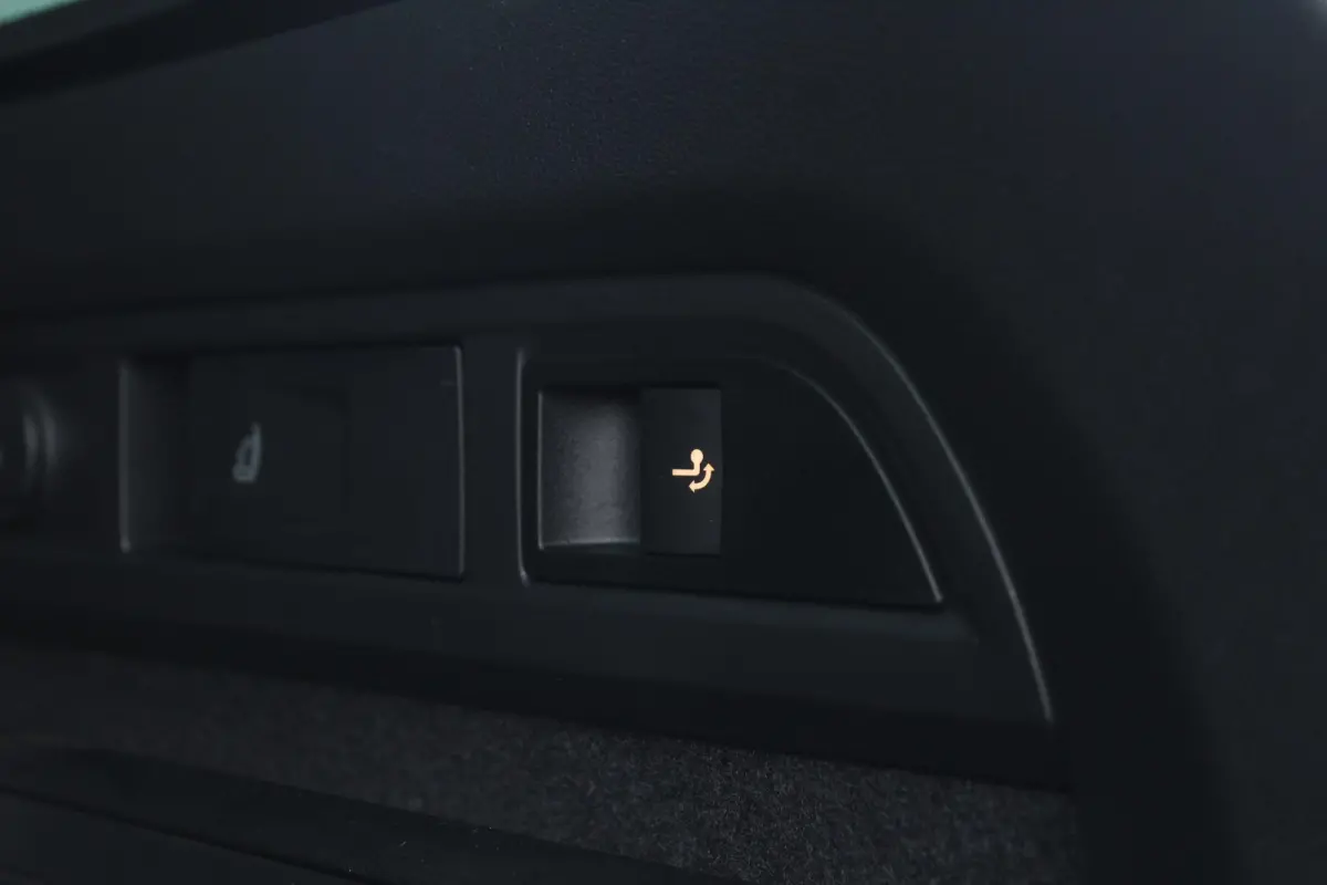 2.0 TSI 4x4 Sportline Business | Panoramadak | Trekhaak | stuur en stoelverwarming | Bomvol