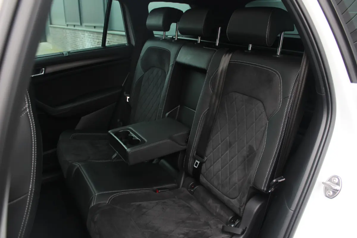 2.0 TSI 4x4 Sportline Business | Panoramadak | Trekhaak | stuur en stoelverwarming | Bomvol