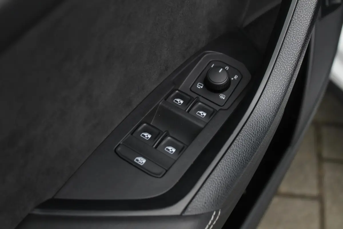 2.0 TSI 4x4 Sportline Business | Panoramadak | Trekhaak | stuur en stoelverwarming | Bomvol