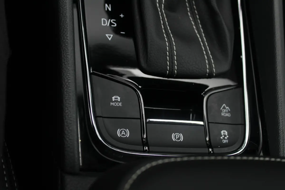 2.0 TSI 4x4 Sportline Business | Panoramadak | Trekhaak | stuur en stoelverwarming | Bomvol