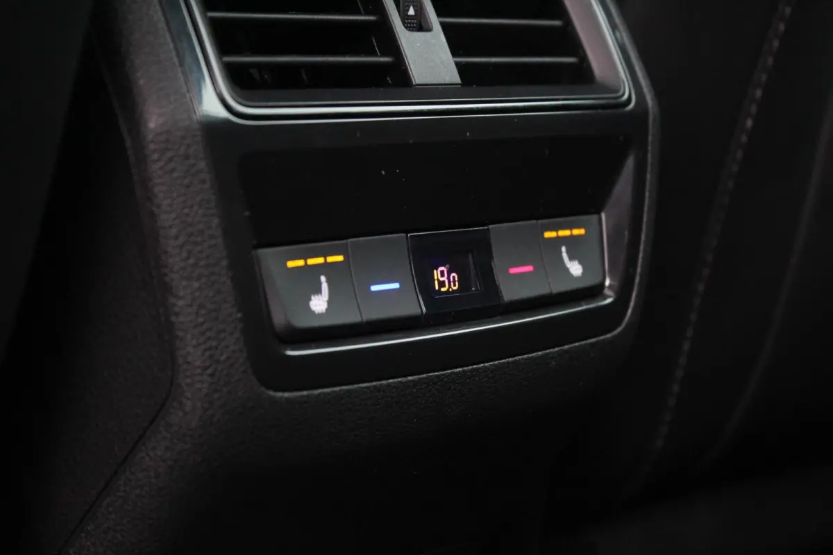 2.0 TSI 4x4 Sportline Business | Panoramadak | Trekhaak | stuur en stoelverwarming | Bomvol