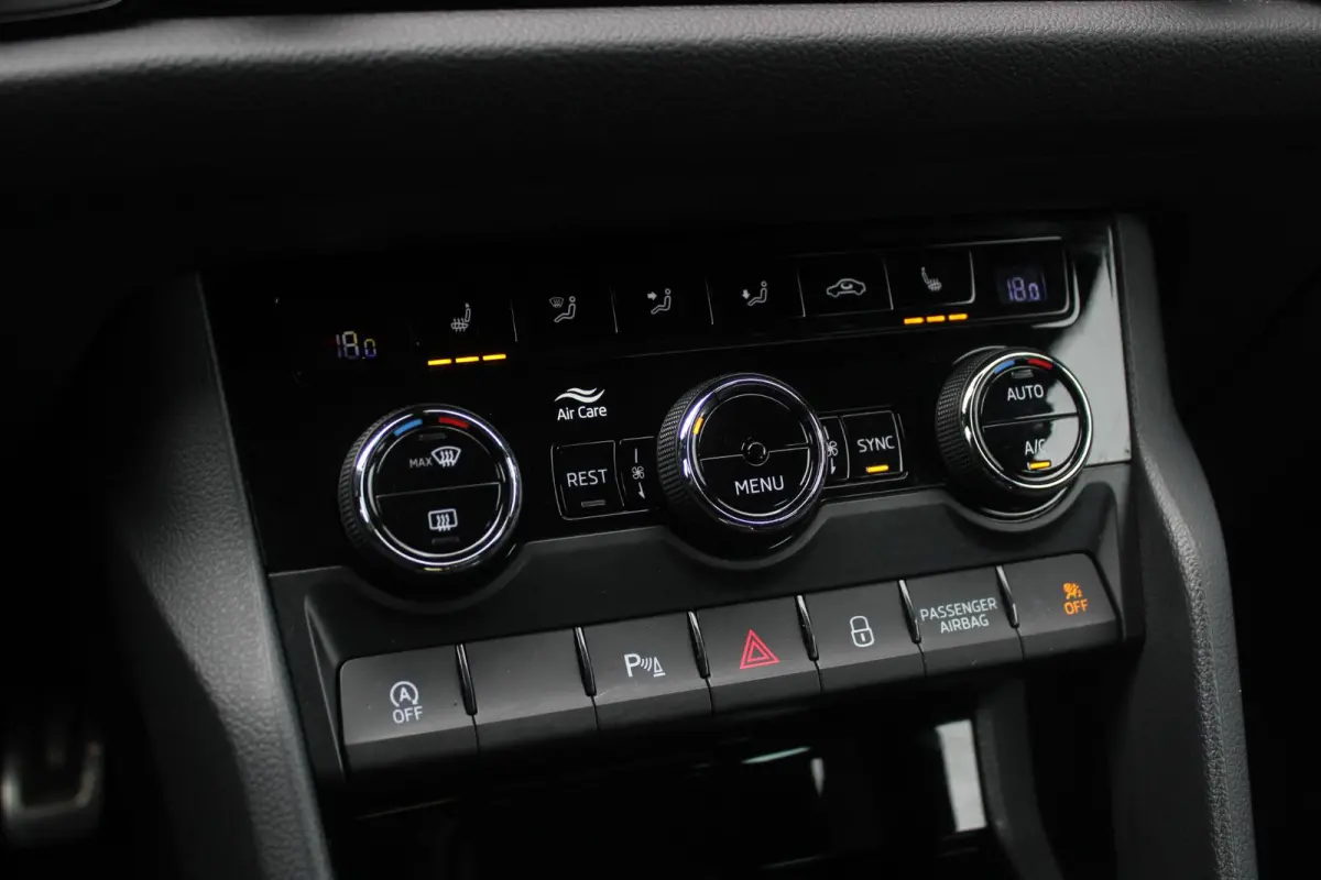 2.0 TSI 4x4 Sportline Business | Panoramadak | Trekhaak | stuur en stoelverwarming | Bomvol