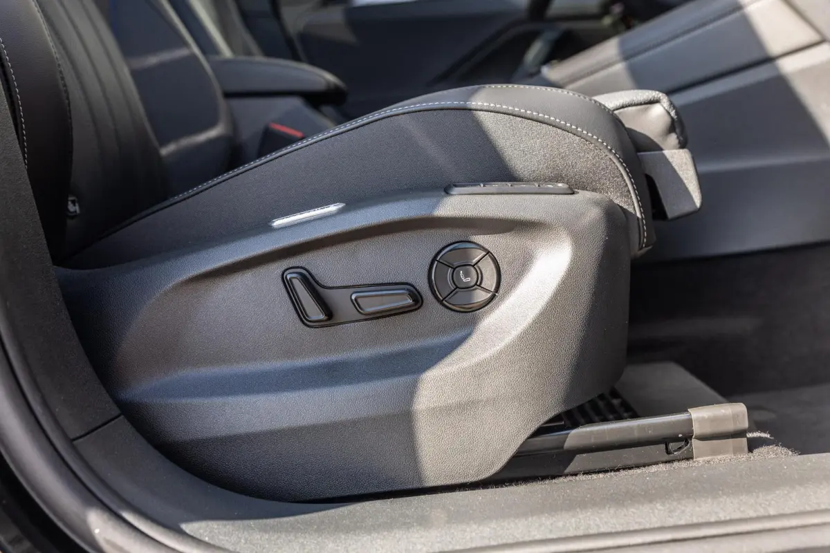 1.5 eHybrid 204pk R-Line Edition | SoH 96% | Panoramadak | Trekhaak Wegklapbaar | 360 Camera | Ergostoelen