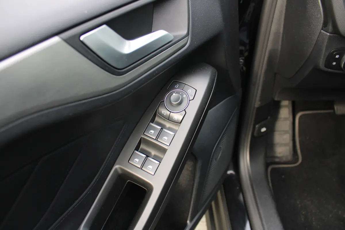 1.0 EcoBoost Hybrid Titanium X | Achteruitrijcamera | Cruise Control | Voorstoelen Verwarmd | Verwarmde voorruit | Achteruitrijcamera | Airco (automatisch) | Alarm klasse 1(startblokkering)