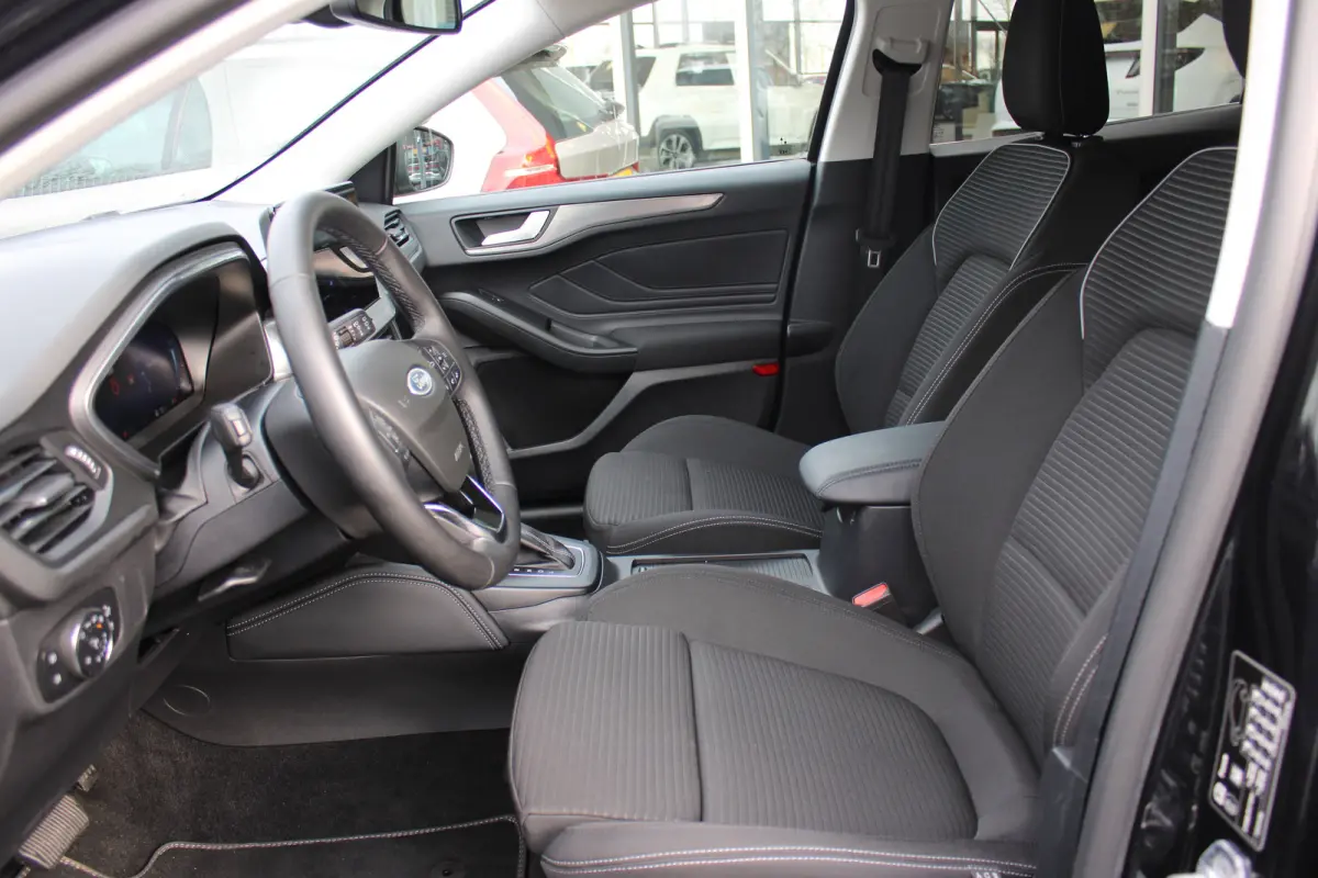 1.0 EcoBoost Hybrid Titanium X | Achteruitrijcamera | Cruise Control | Voorstoelen Verwarmd | Verwarmde voorruit | Achteruitrijcamera | Airco (automatisch) | Alarm klasse 1(startblokkering)