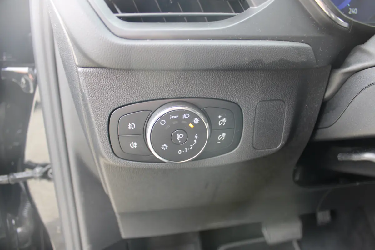 1.0 EcoBoost Hybrid Titanium X | Achteruitrijcamera | Cruise Control | Voorstoelen Verwarmd | Verwarmde voorruit | Achteruitrijcamera | Airco (automatisch) | Alarm klasse 1(startblokkering)