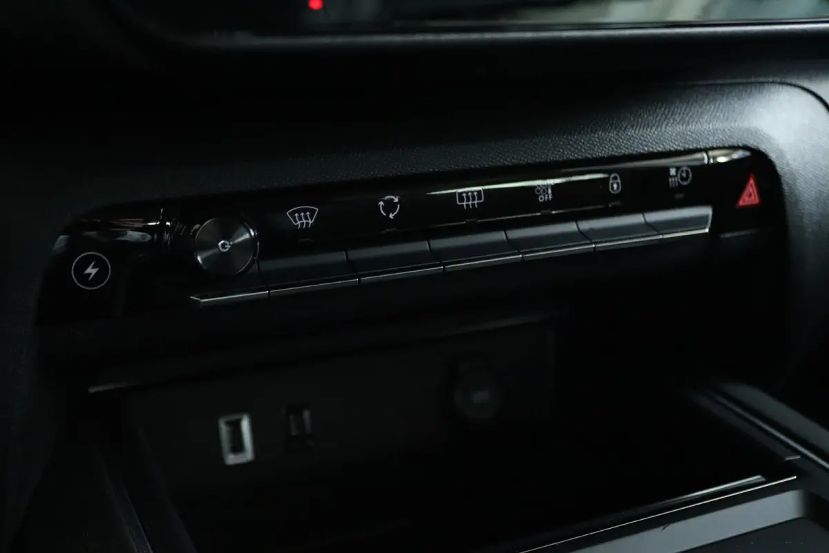 1.6 Plug-in Hybrid Shine | Adapt. Cruise | Stoelverwarming | Elektr. klep | Keyless | Navi | Camera | Carplay | Elekt. stoel |