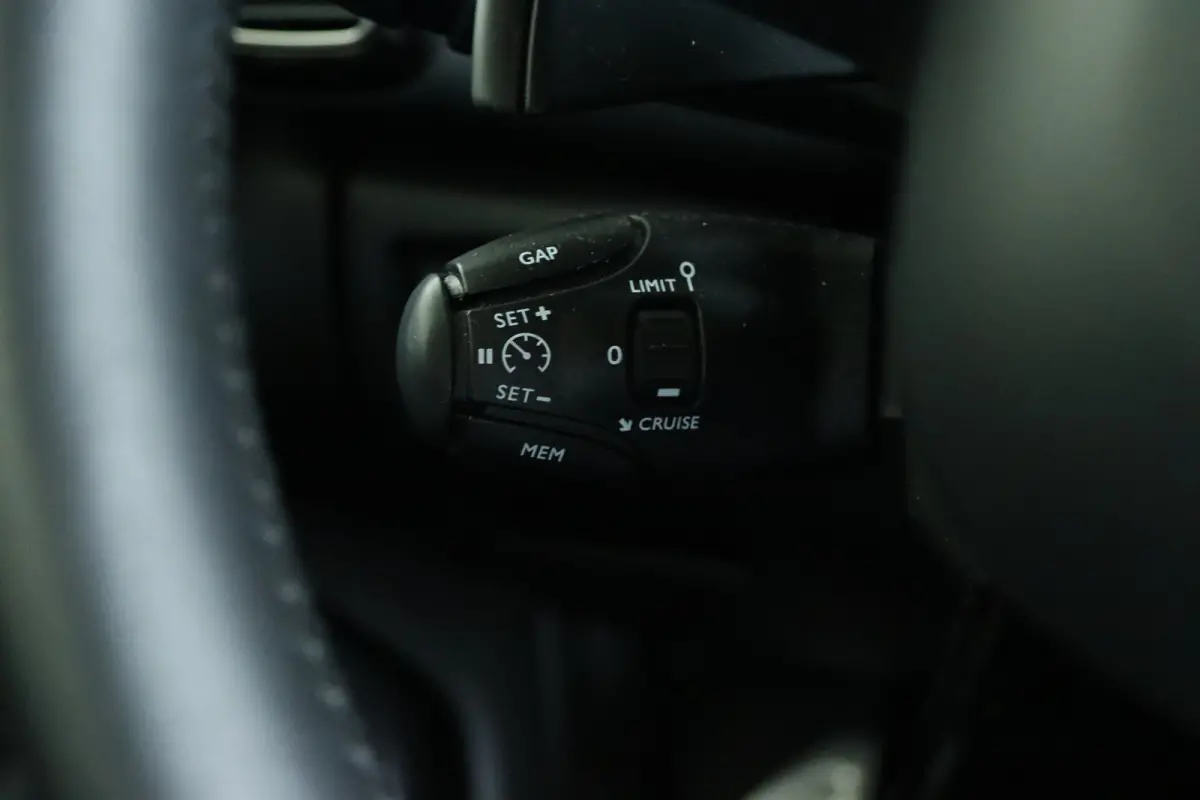 1.6 Plug-in Hybrid Shine | Adapt. Cruise | Stoelverwarming | Elektr. klep | Keyless | Navi | Camera | Carplay | Elekt. stoel |