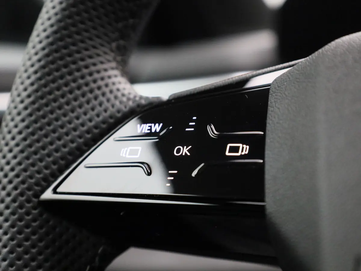 Avant 2.0 quattro S edition Competition l Adaptive cruise control l 360 graden camera l Panorama-glasdak l Stoelverwarming l Stoelen voor, elekt. verstelb. l Parkeersensoren l MMI bijrijders