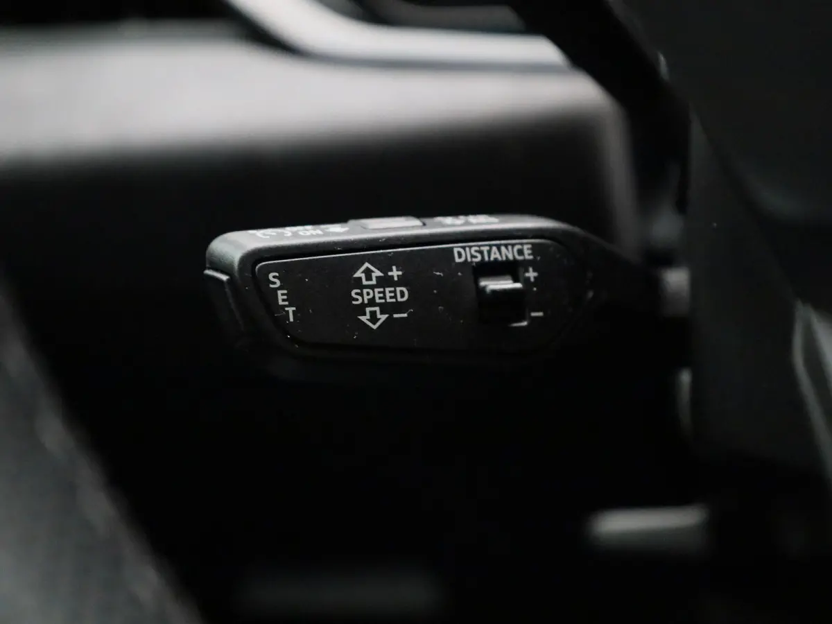 Avant 2.0 quattro S edition Competition l Adaptive cruise control l 360 graden camera l Panorama-glasdak l Stoelverwarming l Stoelen voor, elekt. verstelb. l Parkeersensoren l MMI bijrijders