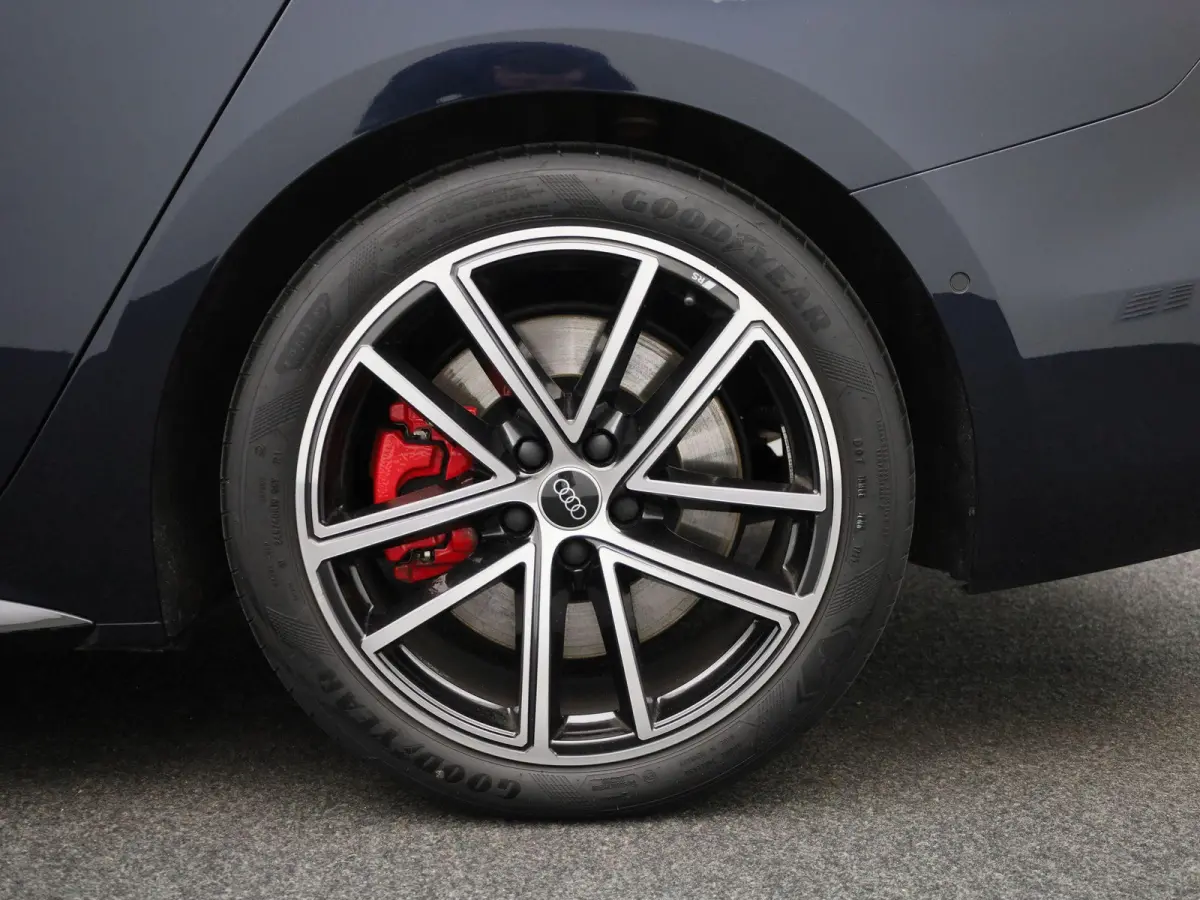 Avant 2.0 quattro S edition Competition l Adaptive cruise control l 360 graden camera l Panorama-glasdak l Stoelverwarming l Stoelen voor, elekt. verstelb. l Parkeersensoren l MMI bijrijders