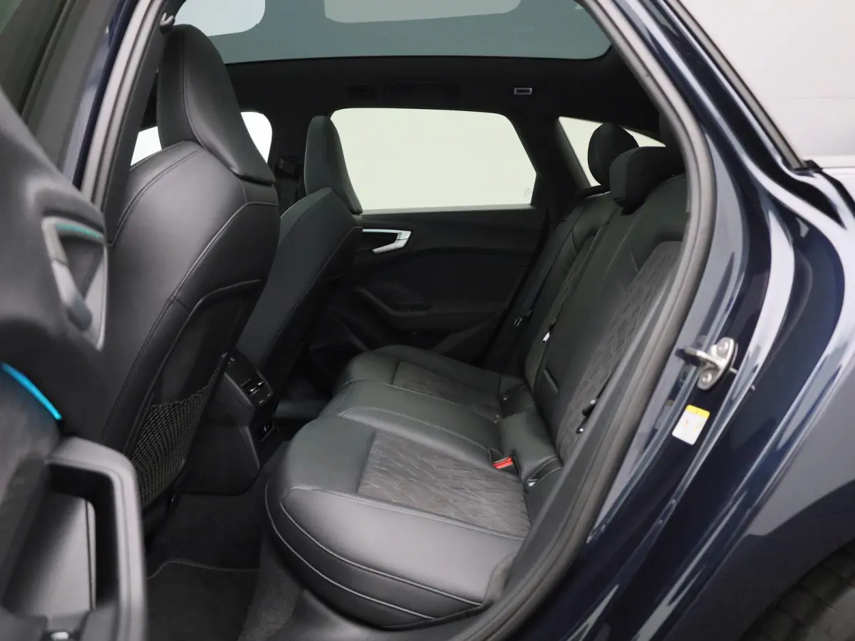 Avant 2.0 quattro S edition Competition l Adaptive cruise control l 360 graden camera l Panorama-glasdak l Stoelverwarming l Stoelen voor, elekt. verstelb. l Parkeersensoren l MMI bijrijders