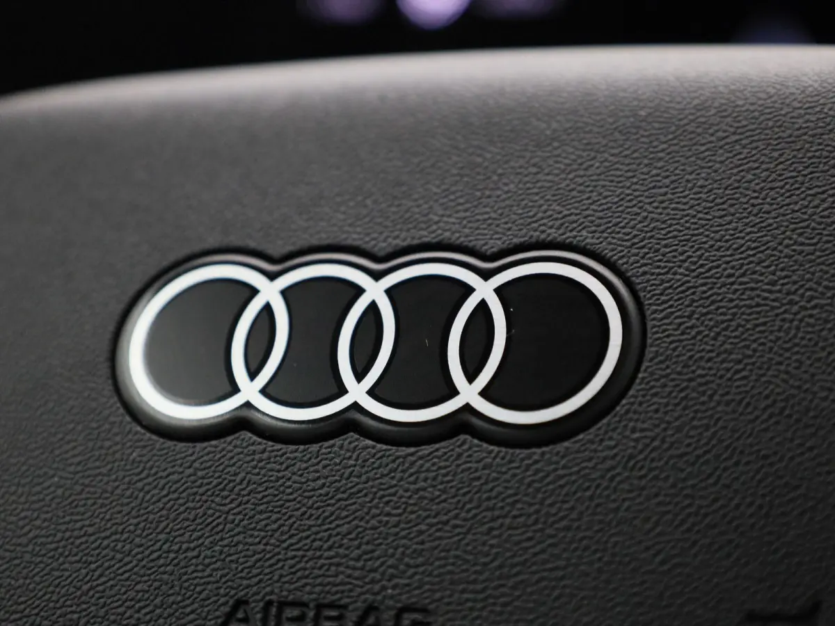 Avant 2.0 quattro S edition Competition l Adaptive cruise control l 360 graden camera l Panorama-glasdak l Stoelverwarming l Stoelen voor, elekt. verstelb. l Parkeersensoren l MMI bijrijders