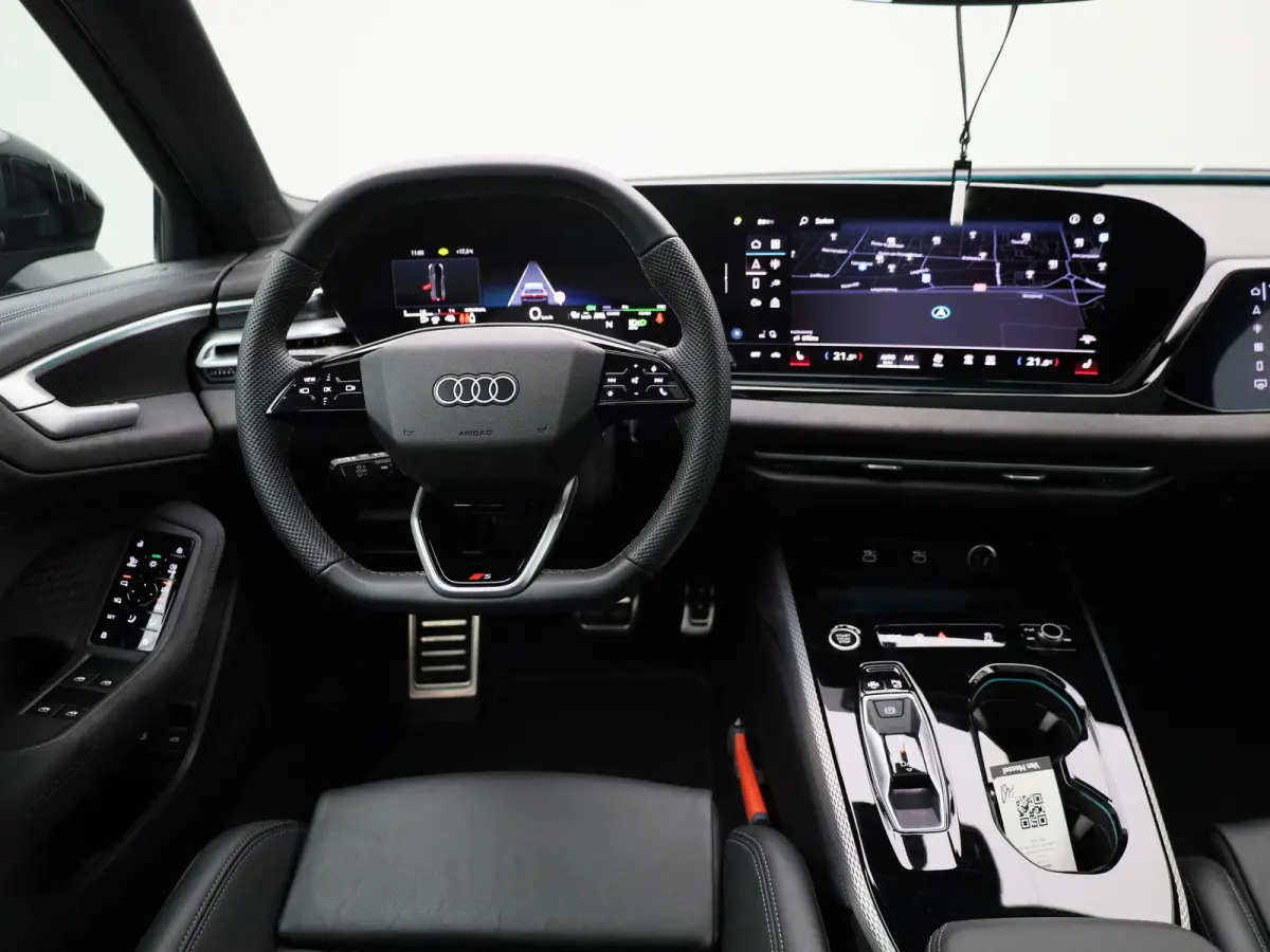 Avant 2.0 quattro S edition Competition l Adaptive cruise control l 360 graden camera l Panorama-glasdak l Stoelverwarming l Stoelen voor, elekt. verstelb. l Parkeersensoren l MMI bijrijders