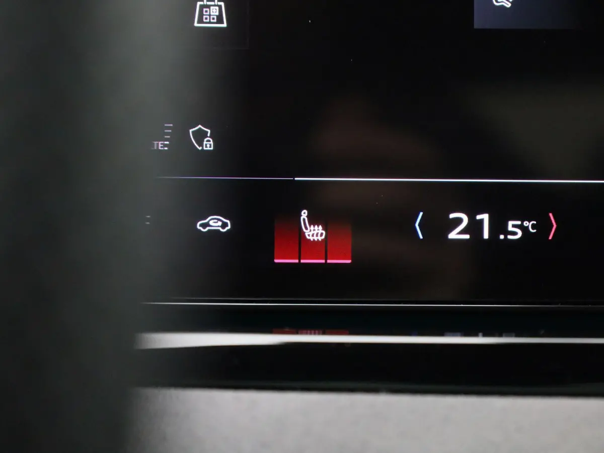 Avant 2.0 quattro S edition Competition l Adaptive cruise control l 360 graden camera l Panorama-glasdak l Stoelverwarming l Stoelen voor, elekt. verstelb. l Parkeersensoren l MMI bijrijders