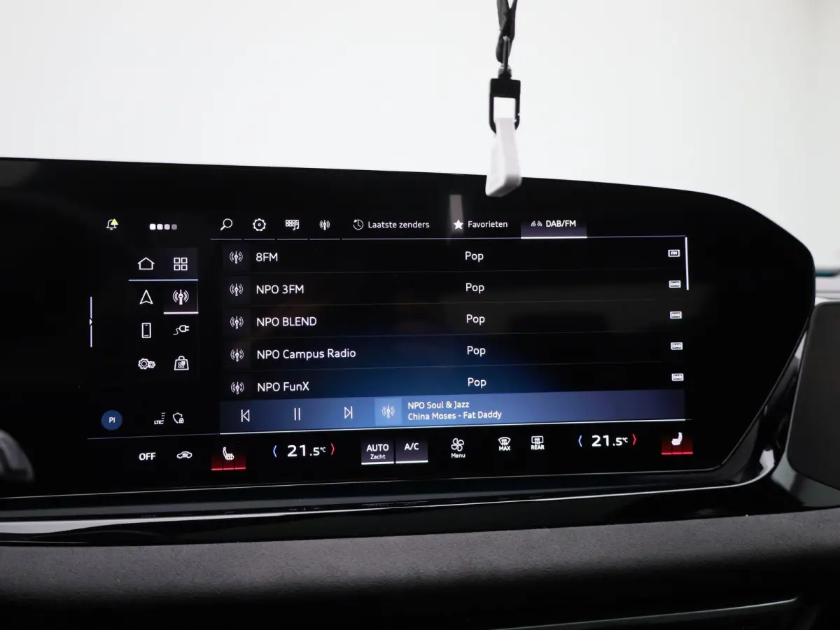Avant 2.0 quattro S edition Competition l Adaptive cruise control l 360 graden camera l Panorama-glasdak l Stoelverwarming l Stoelen voor, elekt. verstelb. l Parkeersensoren l MMI bijrijders