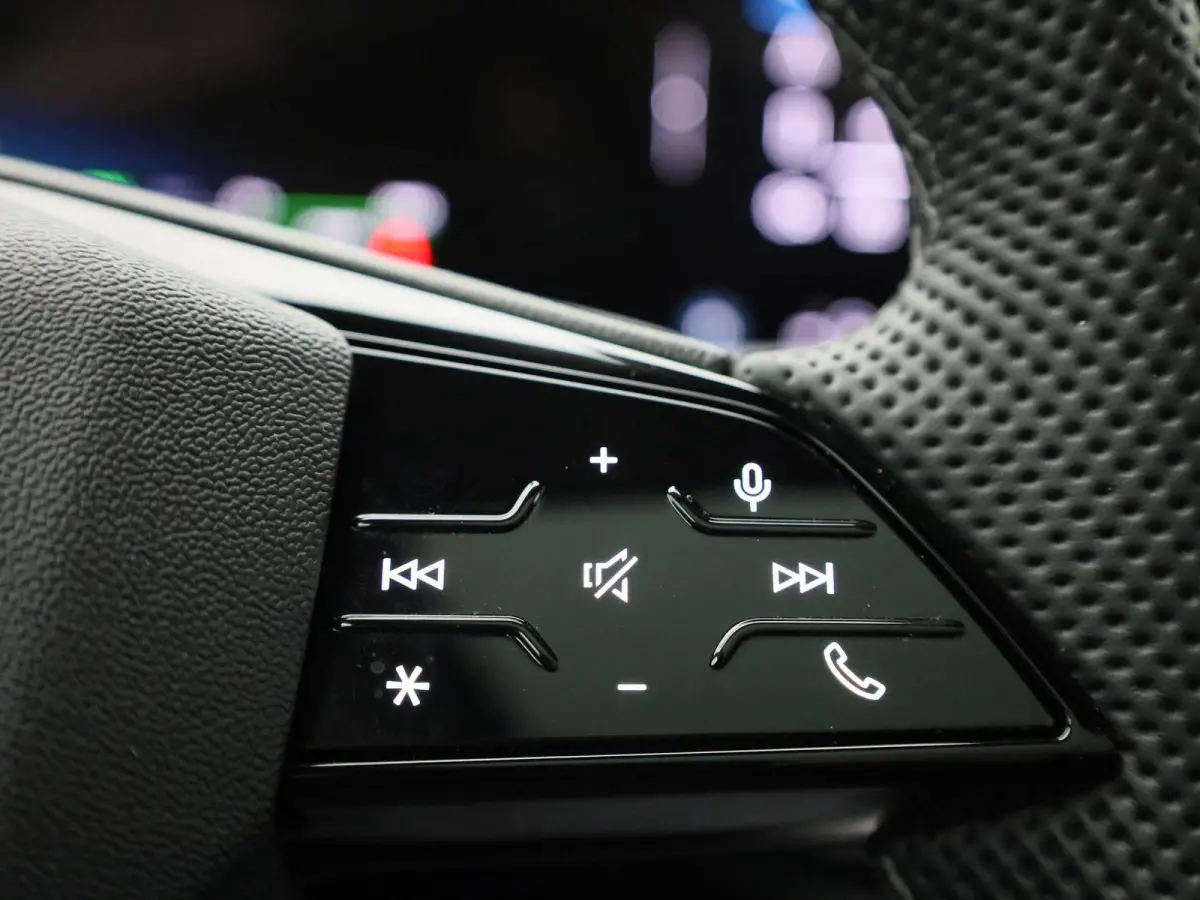 Avant 2.0 quattro S edition Competition l Adaptive cruise control l 360 graden camera l Panorama-glasdak l Stoelverwarming l Stoelen voor, elekt. verstelb. l Parkeersensoren l MMI bijrijders