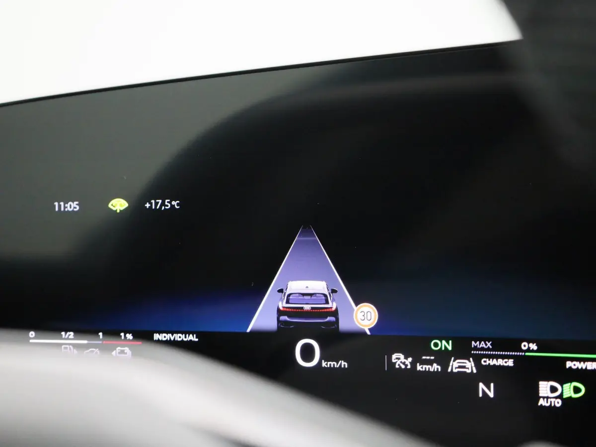 Avant 2.0 quattro S edition Competition l Adaptive cruise control l 360 graden camera l Panorama-glasdak l Stoelverwarming l Stoelen voor, elekt. verstelb. l Parkeersensoren l MMI bijrijders