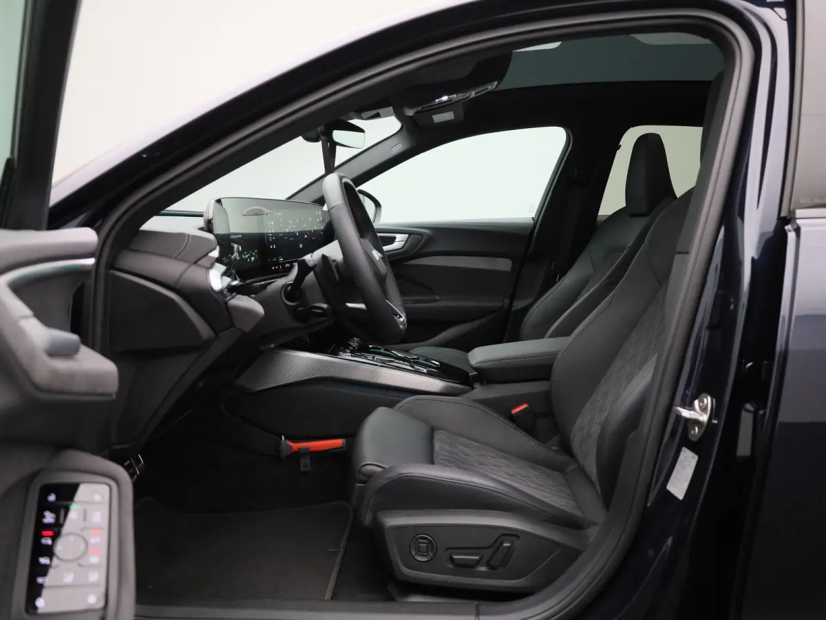Avant 2.0 quattro S edition Competition l Adaptive cruise control l 360 graden camera l Panorama-glasdak l Stoelverwarming l Stoelen voor, elekt. verstelb. l Parkeersensoren l MMI bijrijders