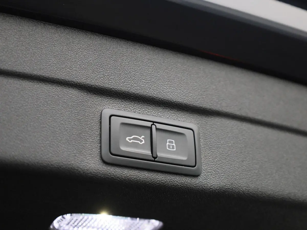 Avant 2.0 quattro S edition Competition l Adaptive cruise control l 360 graden camera l Panorama-glasdak l Stoelverwarming l Stoelen voor, elekt. verstelb. l Parkeersensoren l MMI bijrijders