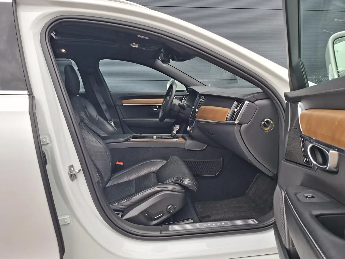 2.0 T4 Inscription Plus | NL auto | Pano | Trekhaak | Adaptive Cruise | Polestar