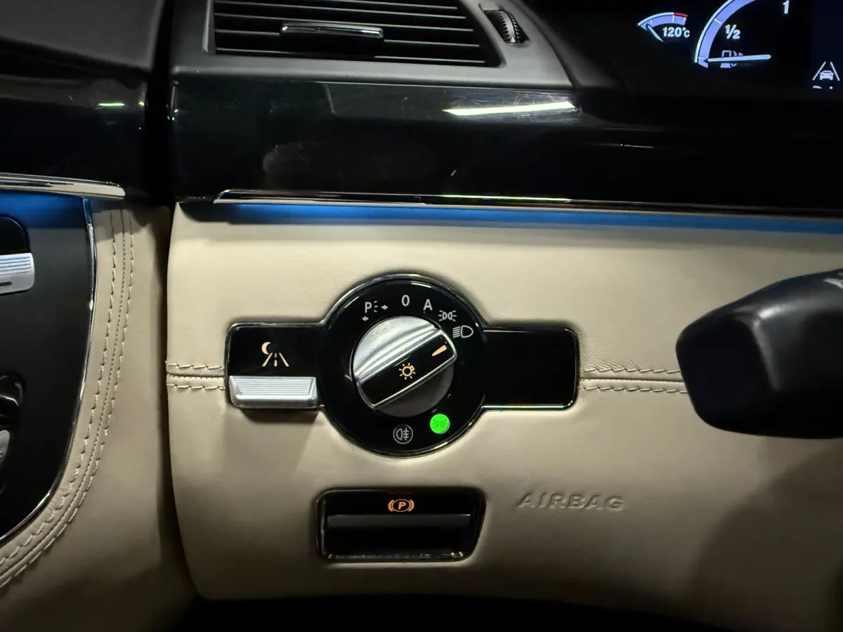 600 V12 Lang AMG Facelift UNIEKE AUTO/TOPCONDITIE/VOLLEDIG MERCEDES DEALER HISTORIE/PANO-SCHUIFDAK/NACHTZICHT/MASSAGE+VENTILATIE/DISTRONIC/LANE-ASSIST/CAMERA/HARMAN&KARDON/20"AMG/YOUNGTIMER/