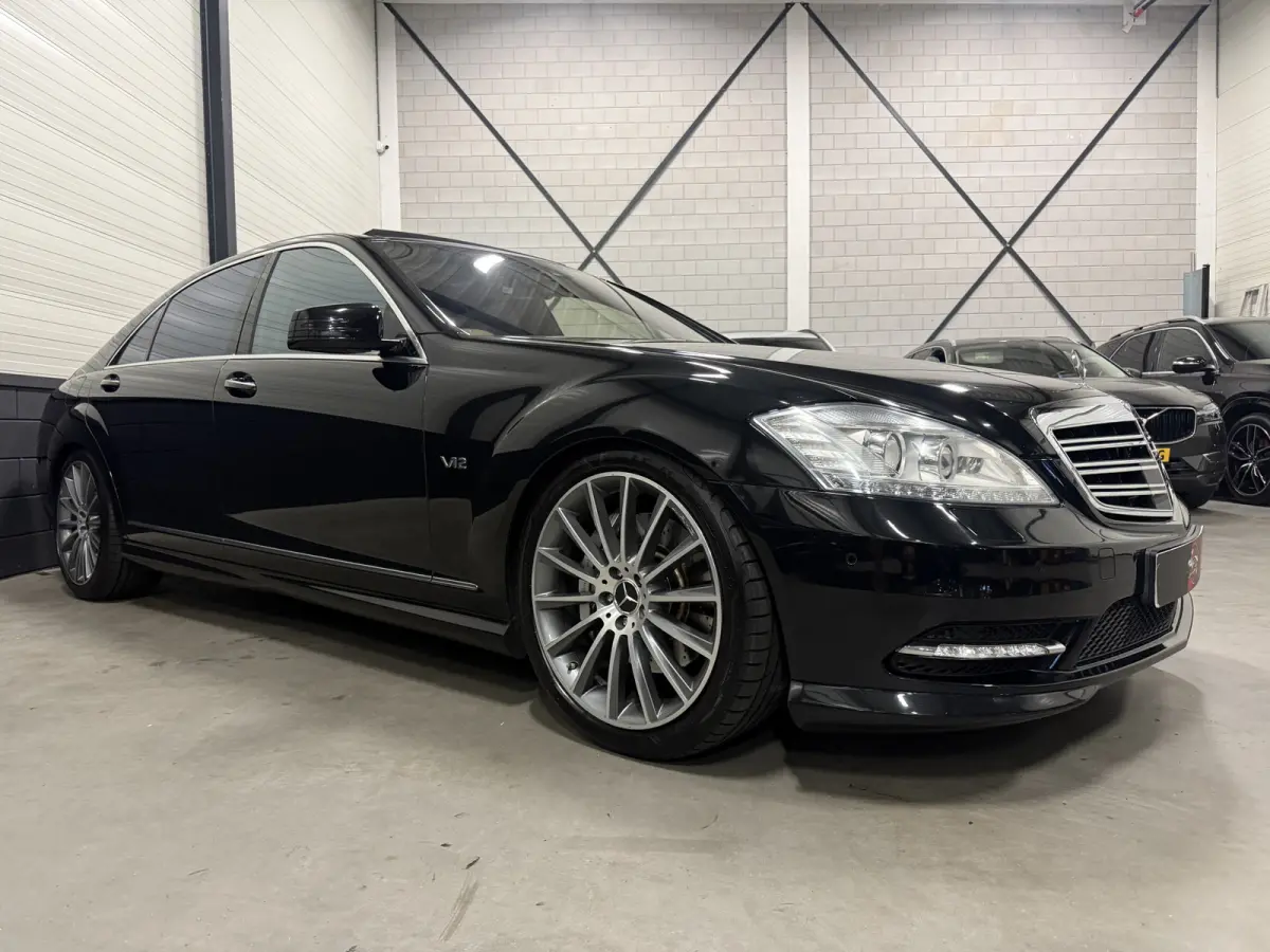 600 V12 Lang AMG Facelift UNIEKE AUTO/TOPCONDITIE/VOLLEDIG MERCEDES DEALER HISTORIE/PANO-SCHUIFDAK/NACHTZICHT/MASSAGE+VENTILATIE/DISTRONIC/LANE-ASSIST/CAMERA/HARMAN&KARDON/20"AMG/YOUNGTIMER/