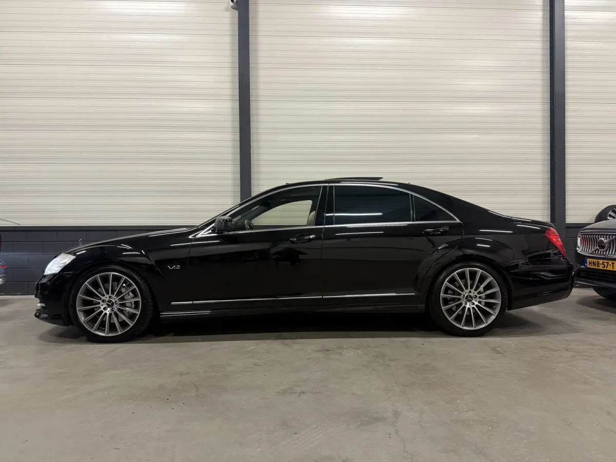 600 V12 Lang AMG Facelift UNIEKE AUTO/TOPCONDITIE/VOLLEDIG MERCEDES DEALER HISTORIE/PANO-SCHUIFDAK/NACHTZICHT/MASSAGE+VENTILATIE/DISTRONIC/LANE-ASSIST/CAMERA/HARMAN&KARDON/20"AMG/YOUNGTIMER/