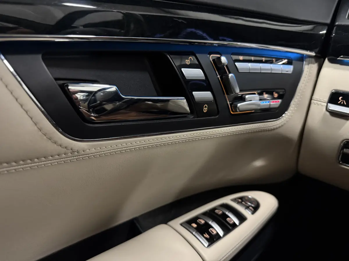 600 V12 Lang AMG Facelift UNIEKE AUTO/TOPCONDITIE/VOLLEDIG MERCEDES DEALER HISTORIE/PANO-SCHUIFDAK/NACHTZICHT/MASSAGE+VENTILATIE/DISTRONIC/LANE-ASSIST/CAMERA/HARMAN&KARDON/20"AMG/YOUNGTIMER/