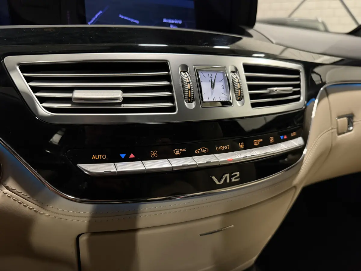 600 V12 Lang AMG Facelift UNIEKE AUTO/TOPCONDITIE/VOLLEDIG MERCEDES DEALER HISTORIE/PANO-SCHUIFDAK/NACHTZICHT/MASSAGE+VENTILATIE/DISTRONIC/LANE-ASSIST/CAMERA/HARMAN&KARDON/20"AMG/YOUNGTIMER/