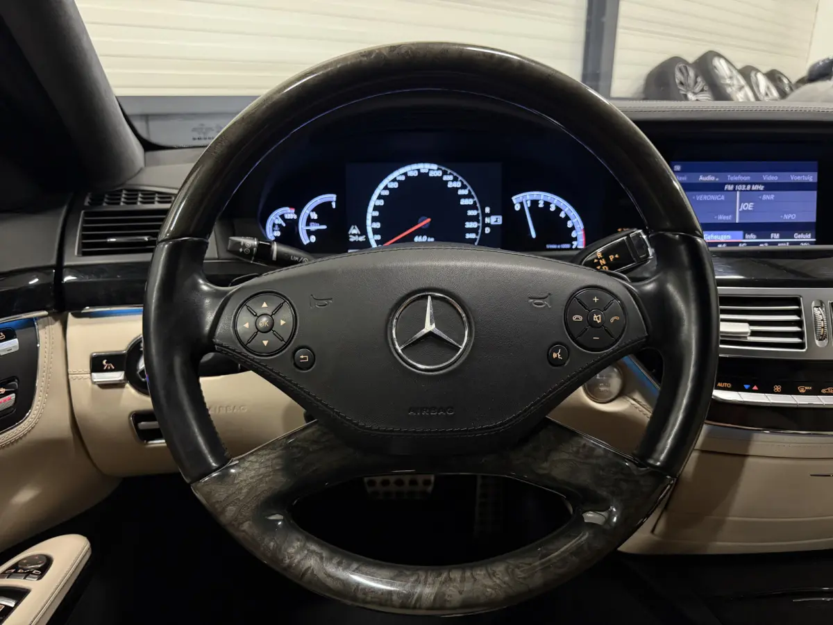 600 V12 Lang AMG Facelift UNIEKE AUTO/TOPCONDITIE/VOLLEDIG MERCEDES DEALER HISTORIE/PANO-SCHUIFDAK/NACHTZICHT/MASSAGE+VENTILATIE/DISTRONIC/LANE-ASSIST/CAMERA/HARMAN&KARDON/20"AMG/YOUNGTIMER/